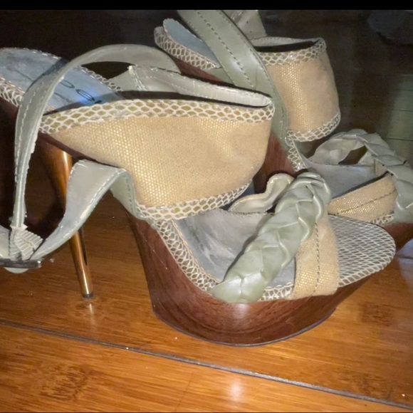 HOTT🔥Bebe stiletto, platform shoes. Khaki Size 9M 6” heels- - Picture 2 of 4